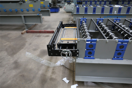 Couvrir le petit pain ondulé de feuille de panneau formant la grande vitesse 30m/min complètement automatique en métal de machine