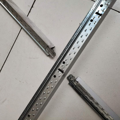 PETIT PAIN de QUILLE de LUMIÈRE de encadrement de grille de pièce en t de plafond suspendu FORMANT LE PETIT PAIN de CANAL de PLAFOND de MACHINE FORMANT LA MACHINE