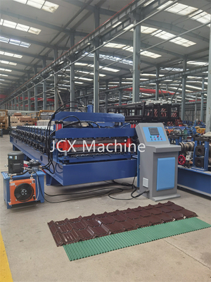 Le petit pain en acier de double couche de tuile de couleur formant la machine a adapté le profil aux besoins du client