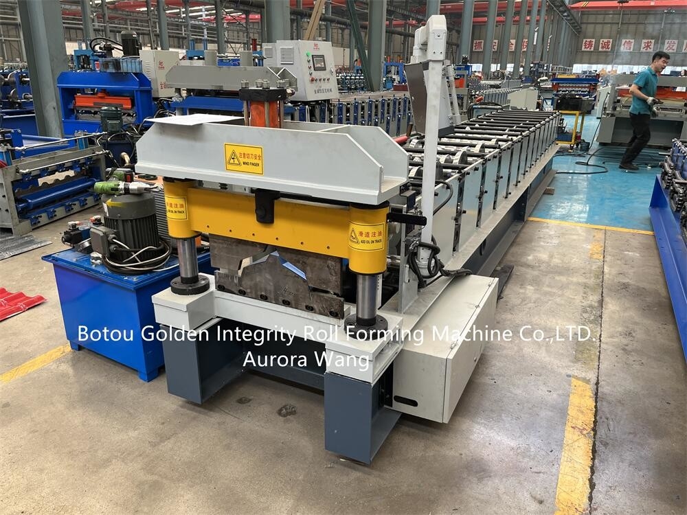 Toit Ridge Cover Tile Making Machine de Ridge Capping Roll Forming Machine de toit en métal de bonne qualité