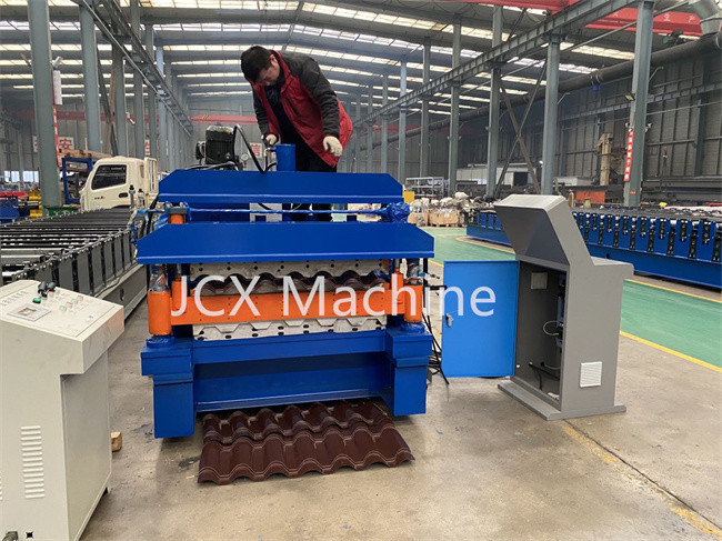 Le petit pain en acier de double couche de tuile de couleur formant la machine a adapté le profil aux besoins du client